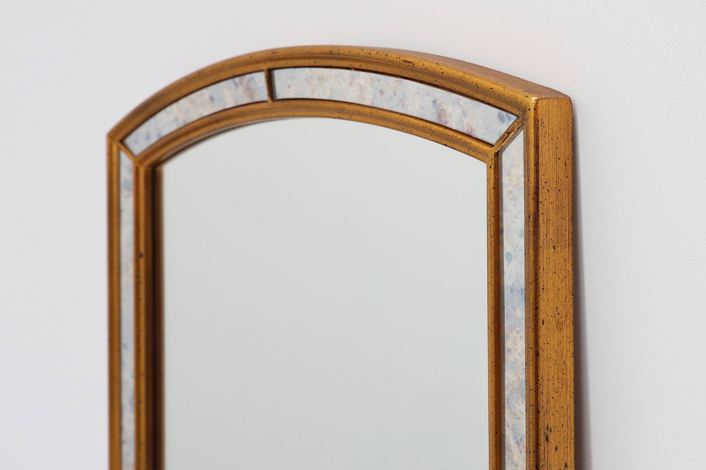 Mirror by Deknudt with marbled fume glass side panels in gilded wooden fram