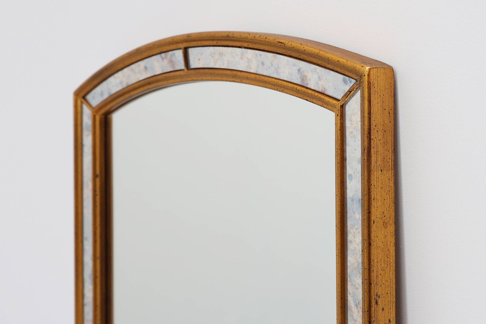 Mirror by Deknudt with marbled fume glass side panels in gilded wooden fram