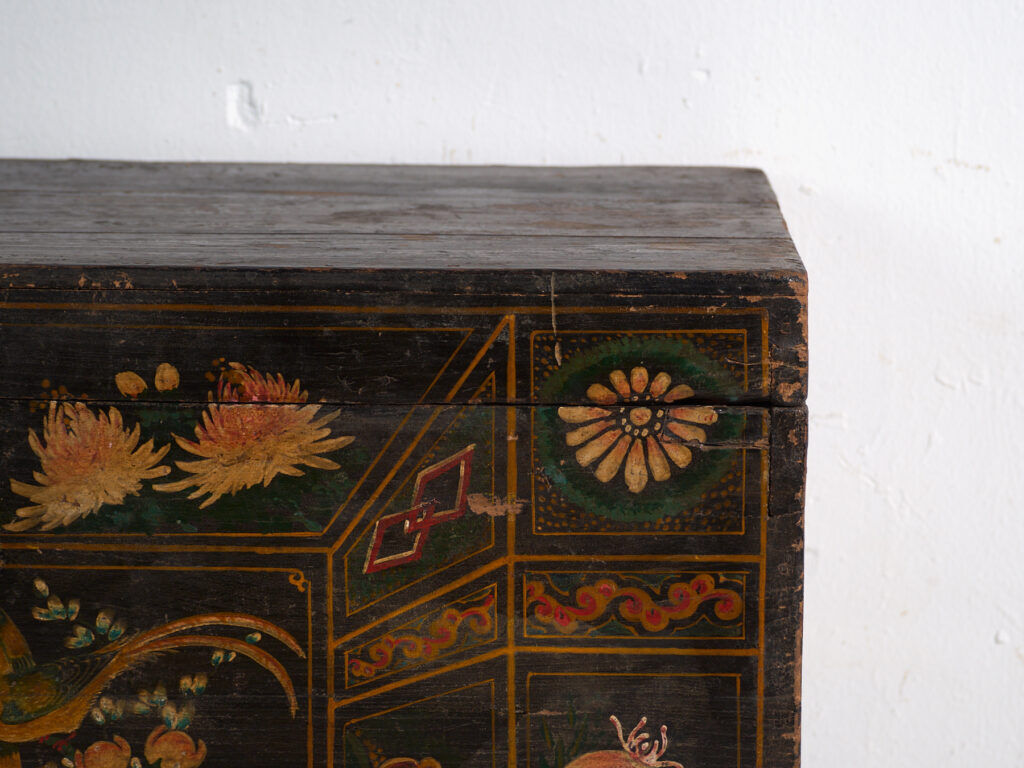 Antique chest painted in pine wood – China, circa 1900