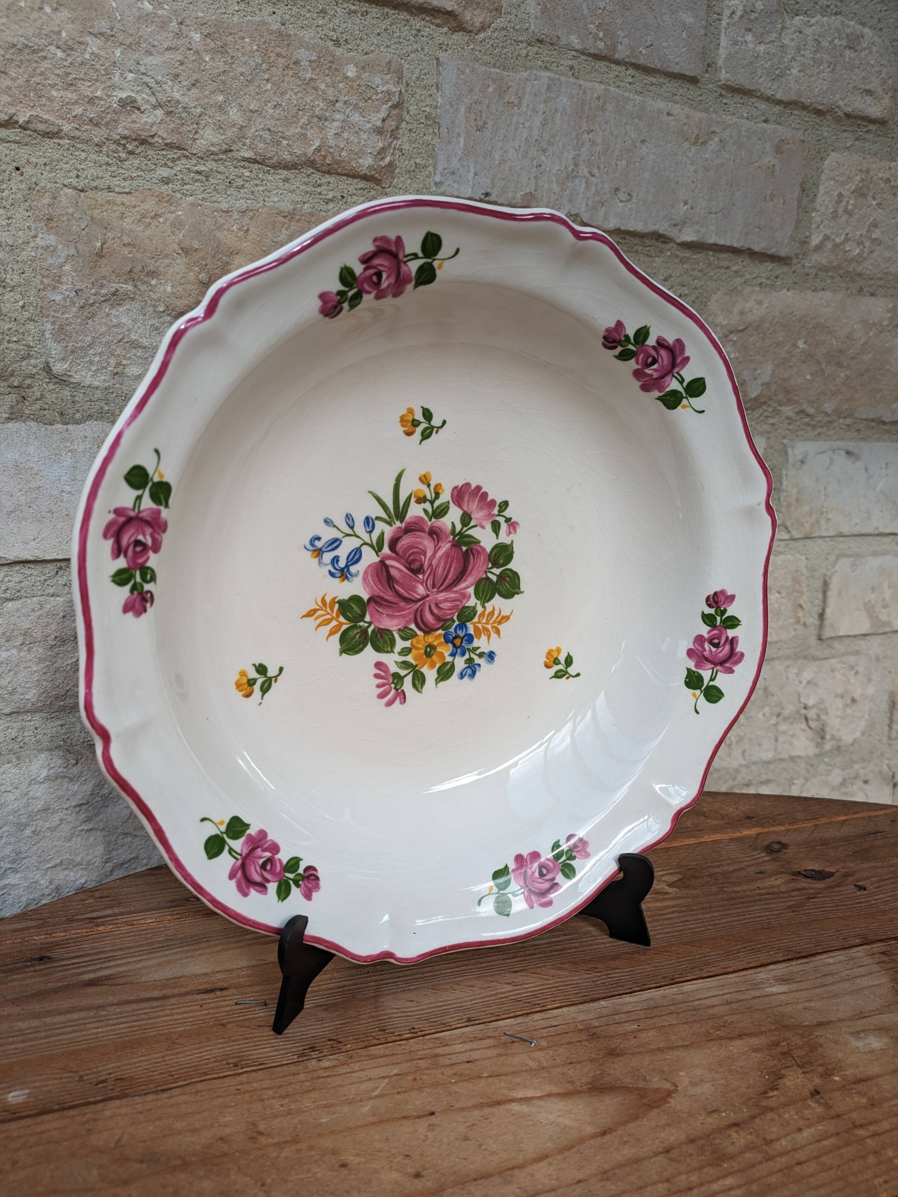 Round hollow dish with flower bouquet decoration Saint Amand Vieux Strasbourg
