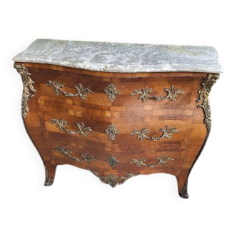 Commode en bois de rose louis xv a 3 tiroirs avec un plateau en marbre