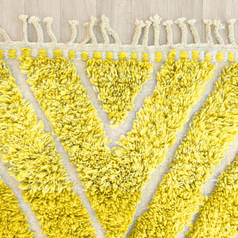 Ecru Moroccan rug with geometric patterns 250cm x 150cm