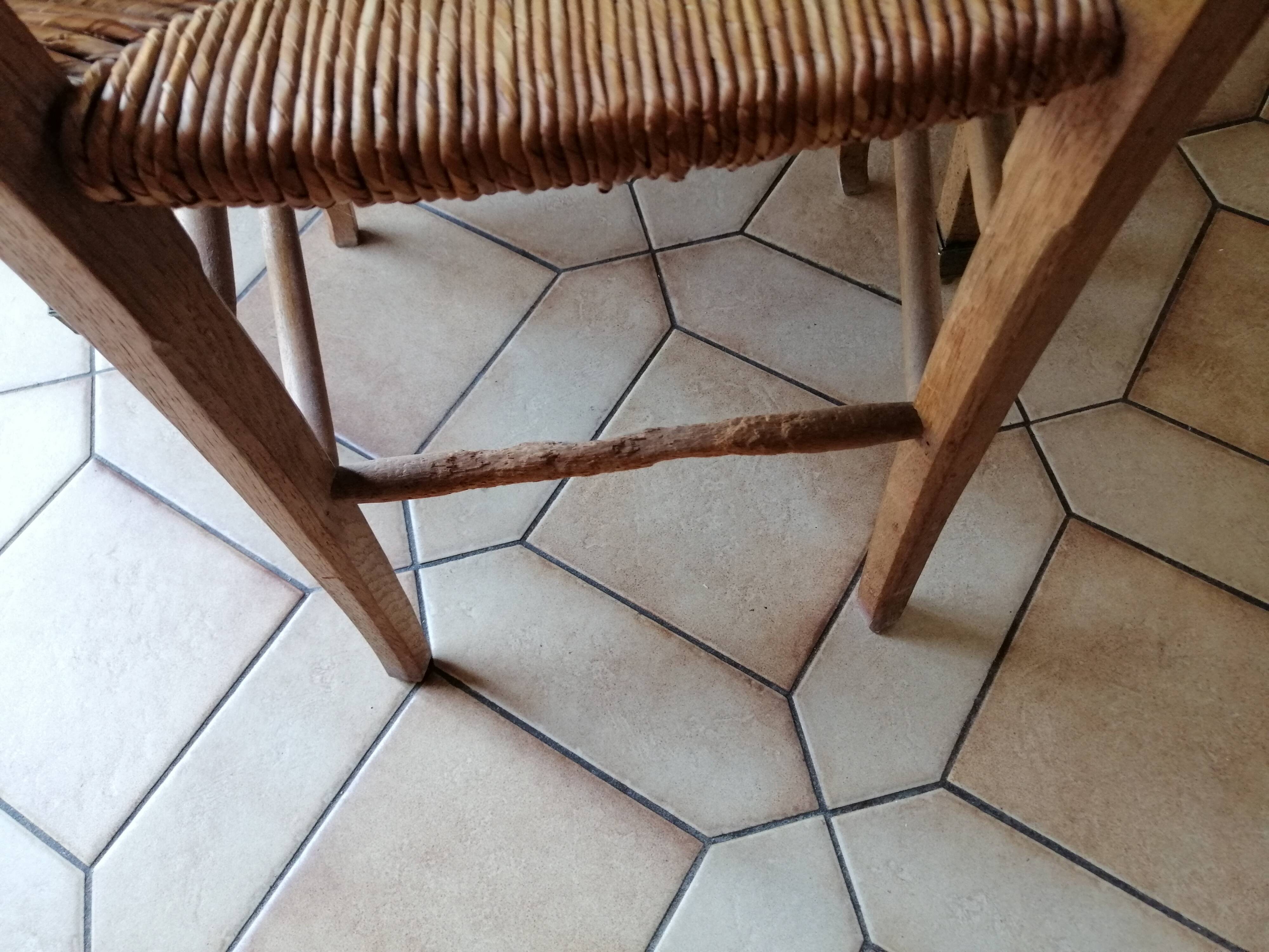 chaises en bois et assise paillée