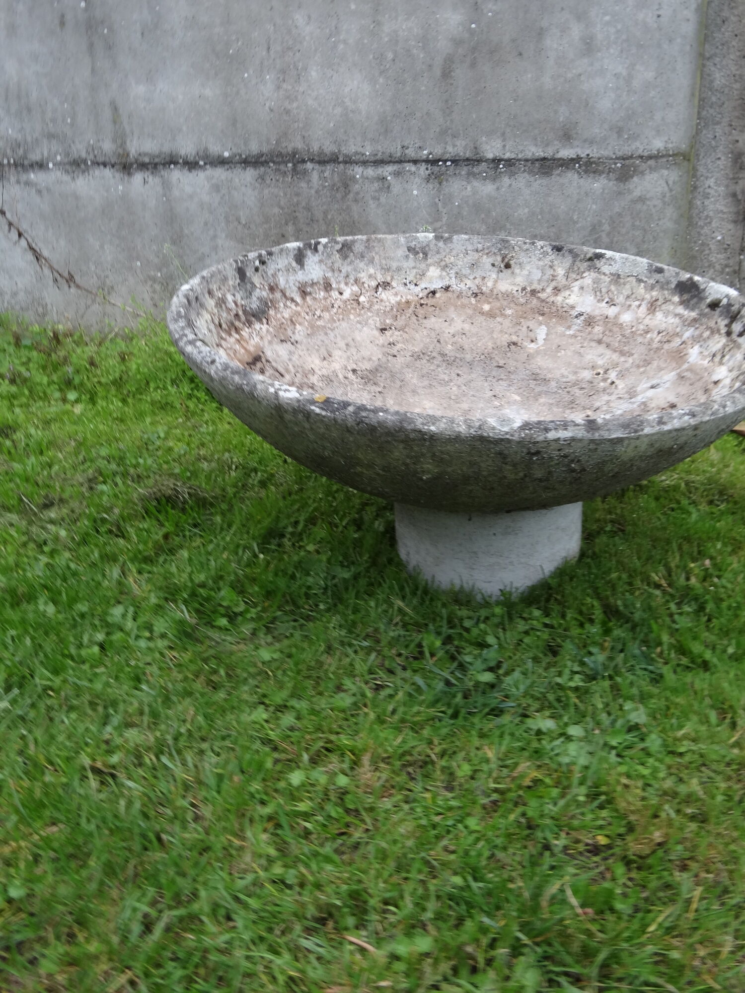 Series of three concrete planters design René Pechère edited by Eternit 1958