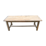 Light-coloured oak farm table