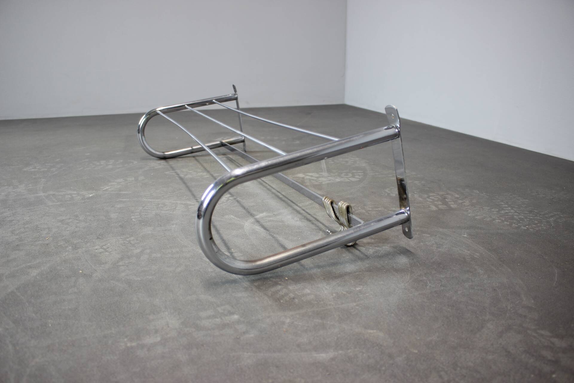 Porte-manteau mural chromé Bauhaus des années 1930