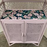 Étagère en rotin rose poudrée