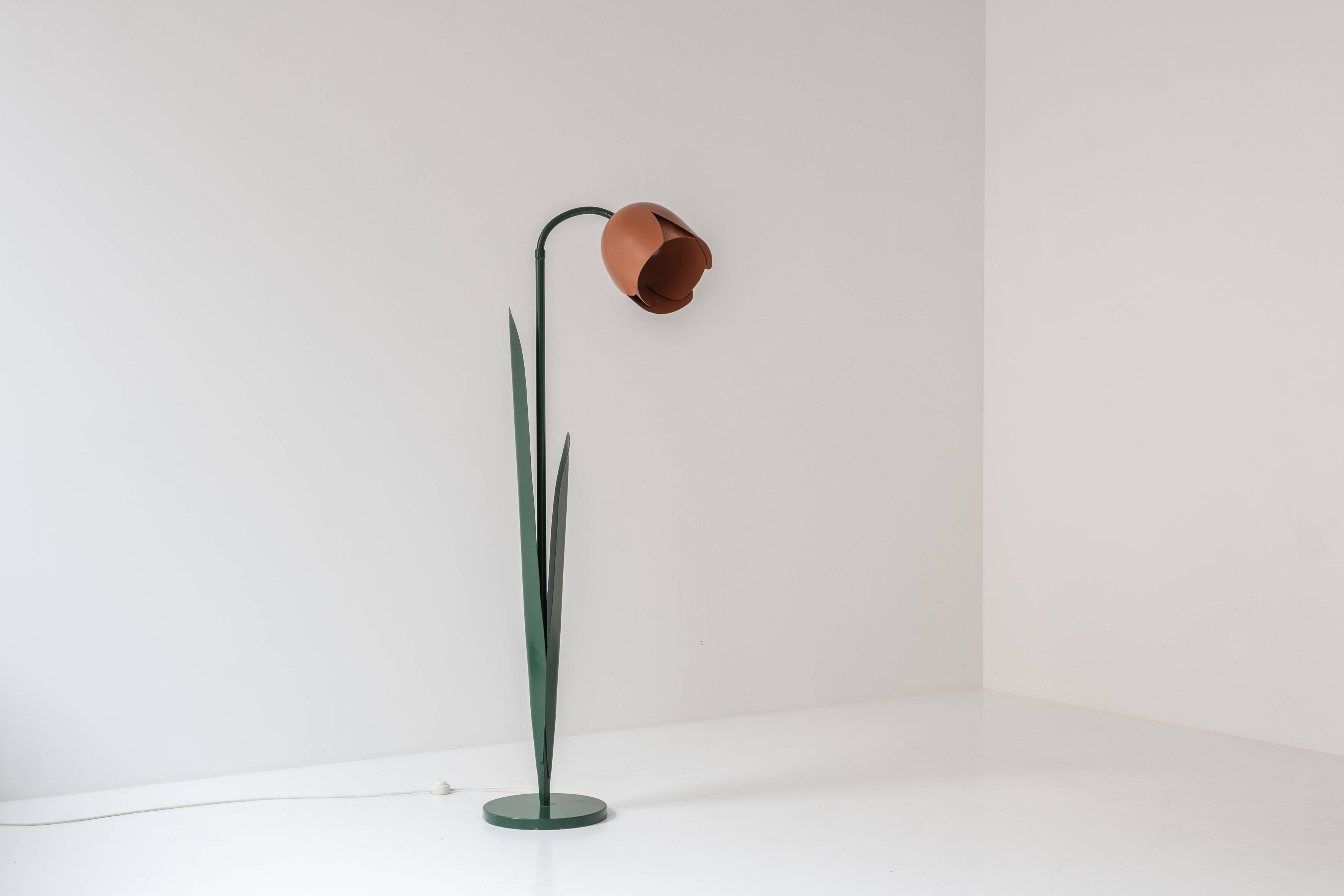Lovely postmodern tulip flower floor lamp by Peter Bliss for Bliss, UK 1980’s.