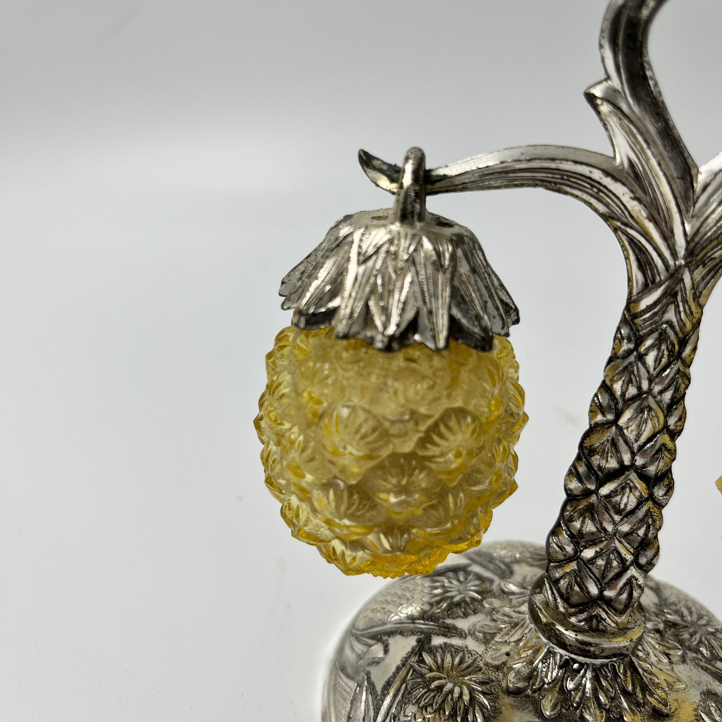 Servant salt and pepper pineapple decoration