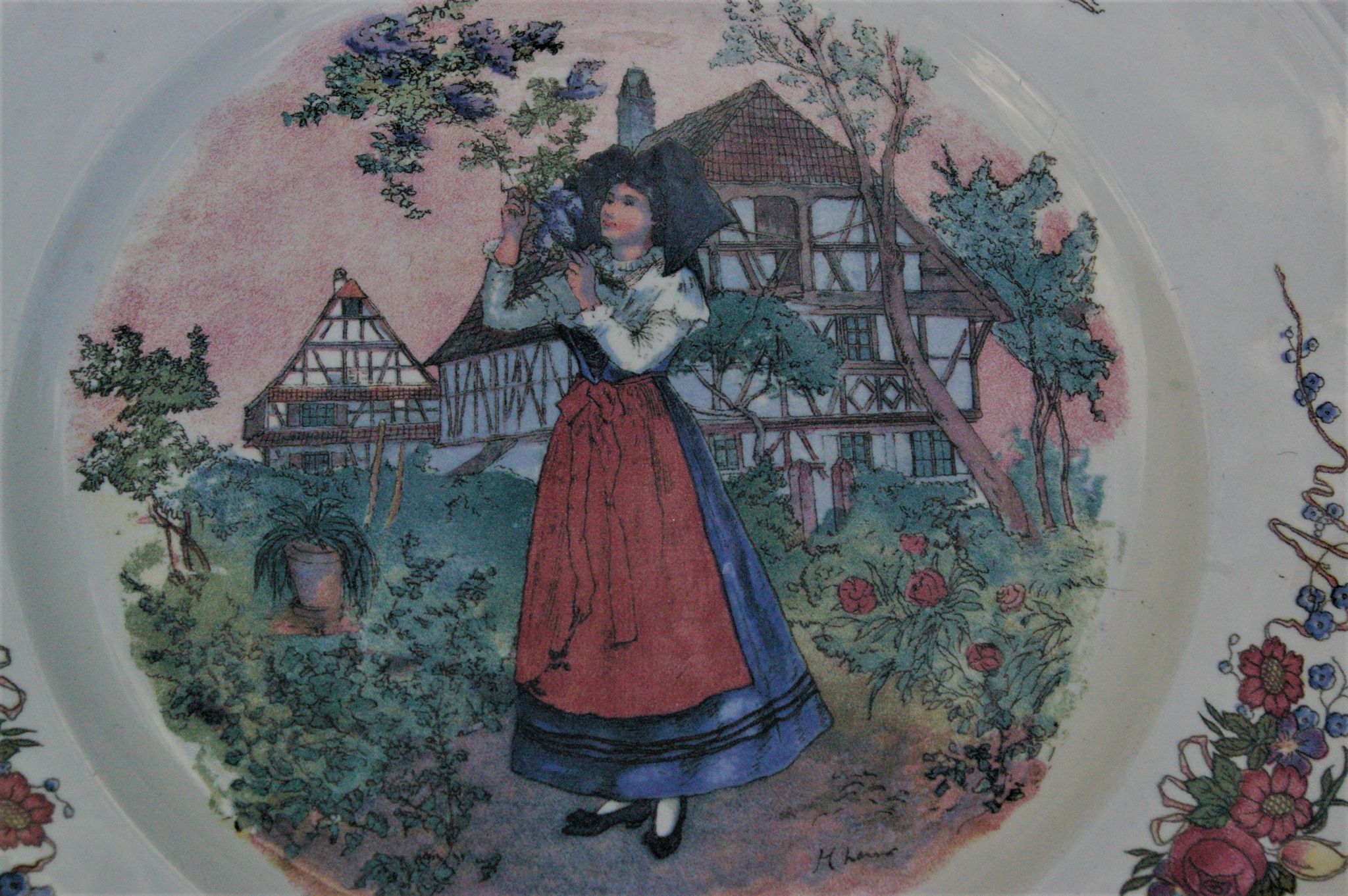 Plat rond en Faïence de Sarreguemines modèle Obernai (Alsacienne)