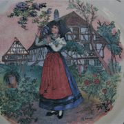 Plat rond en Faïence de Sarreguemines modèle Obernai (Alsacienne)