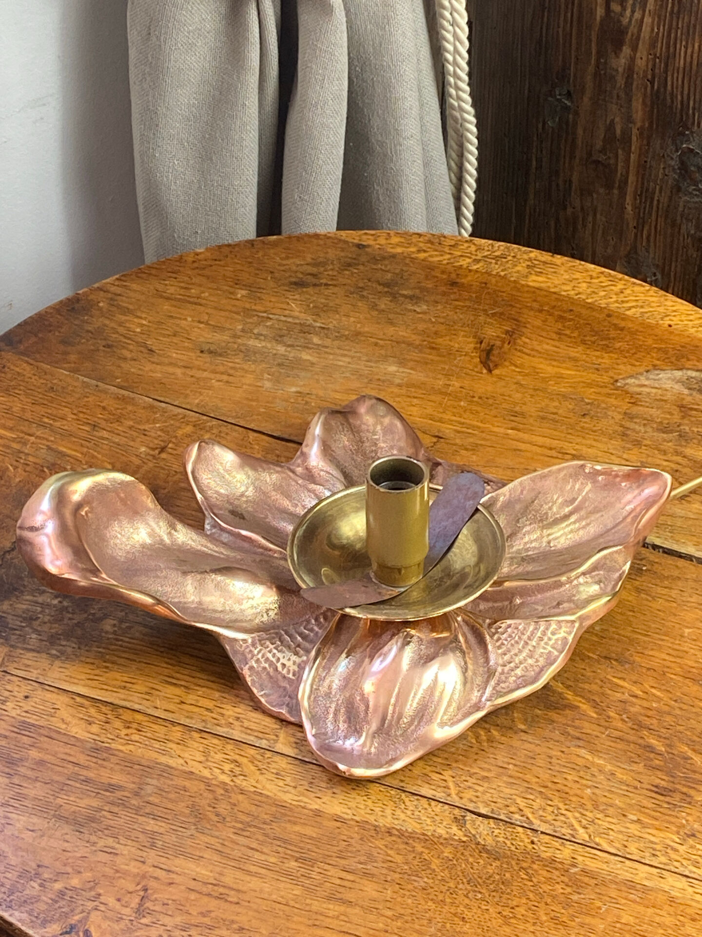 Table lamp, rose gold foliage