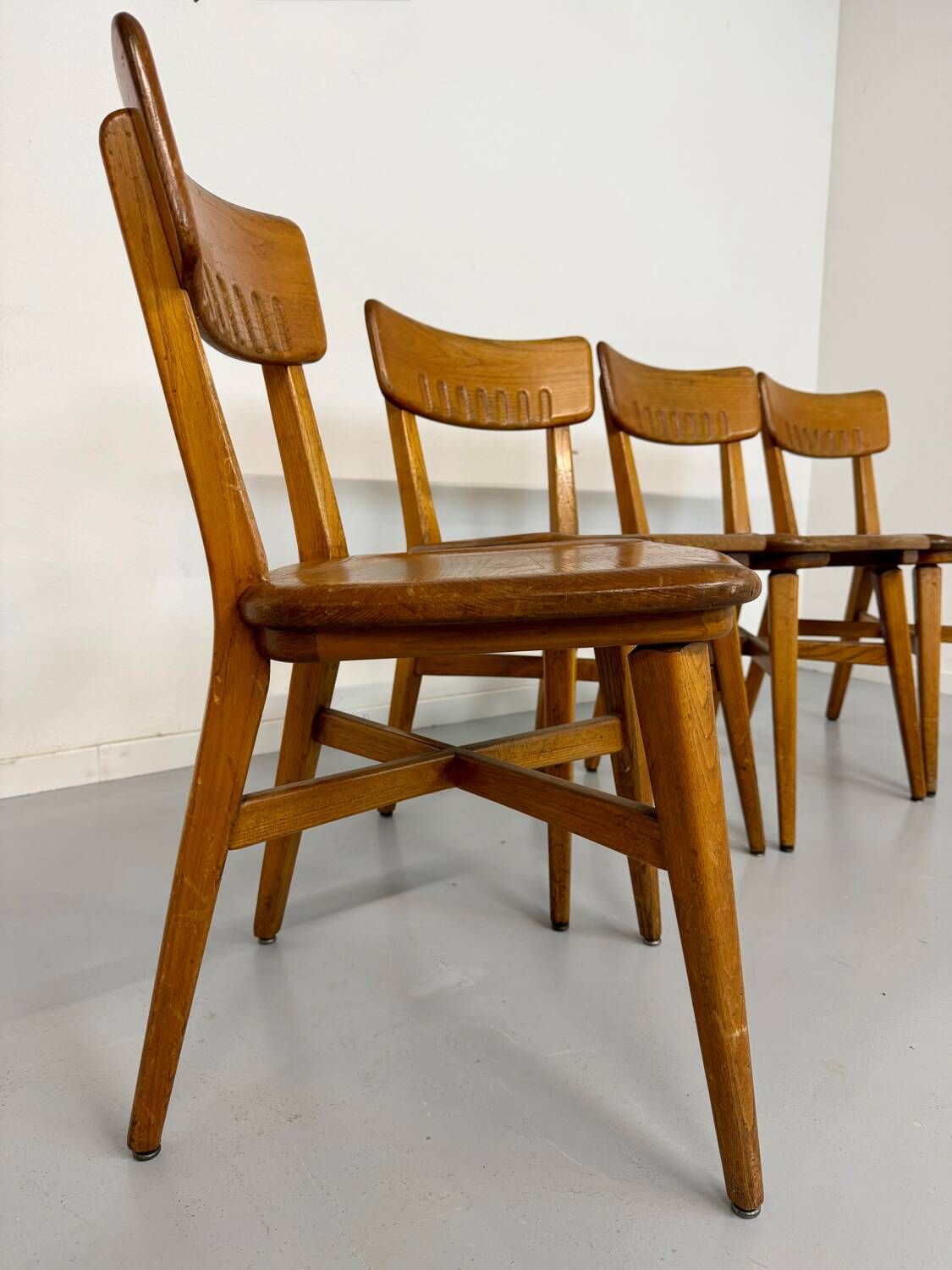 Set of 4 vintage solid oak chairs, 1960s design with sculpted backrest.