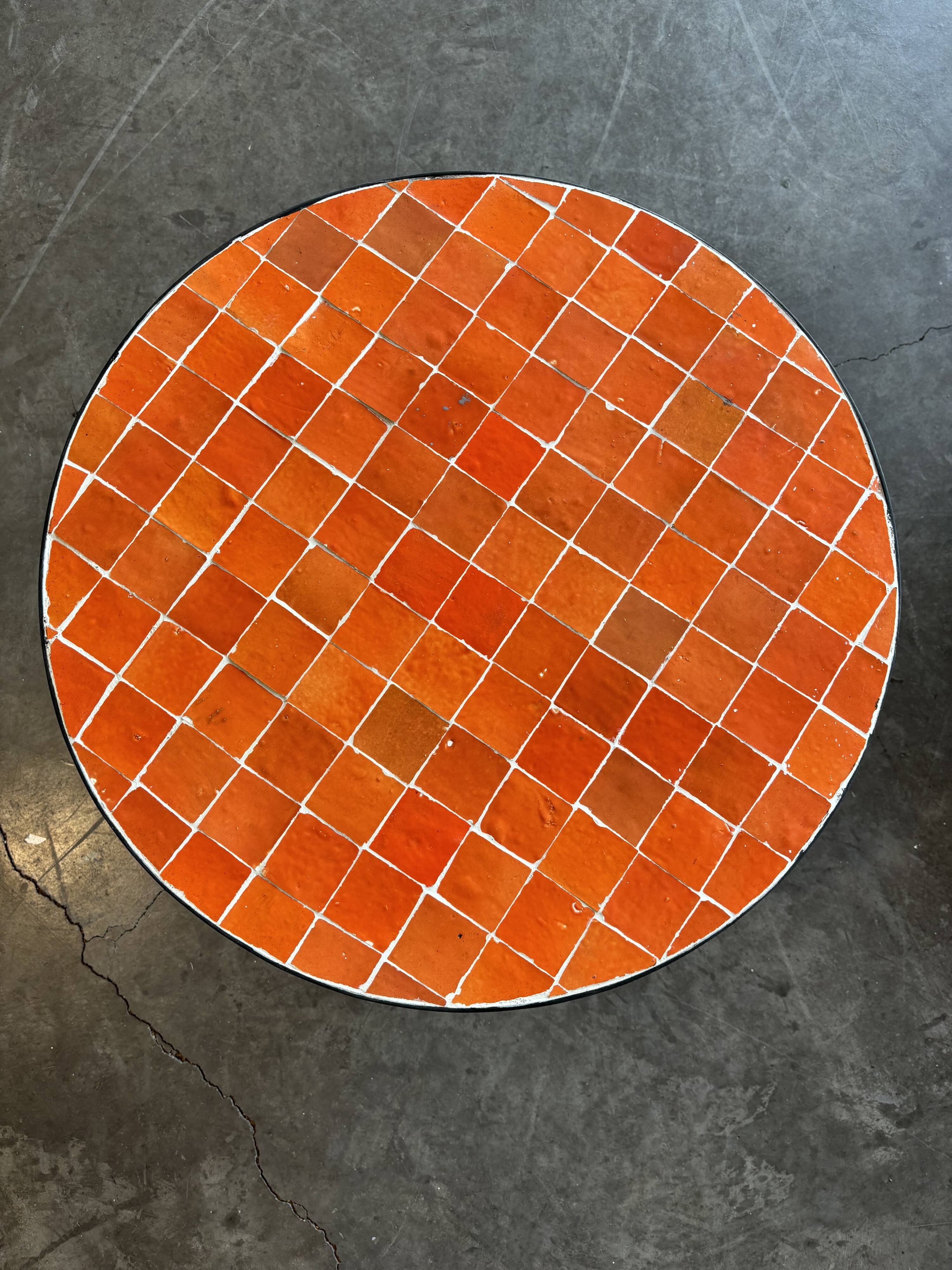 Table basse en zellige orange fabriquer au maroc