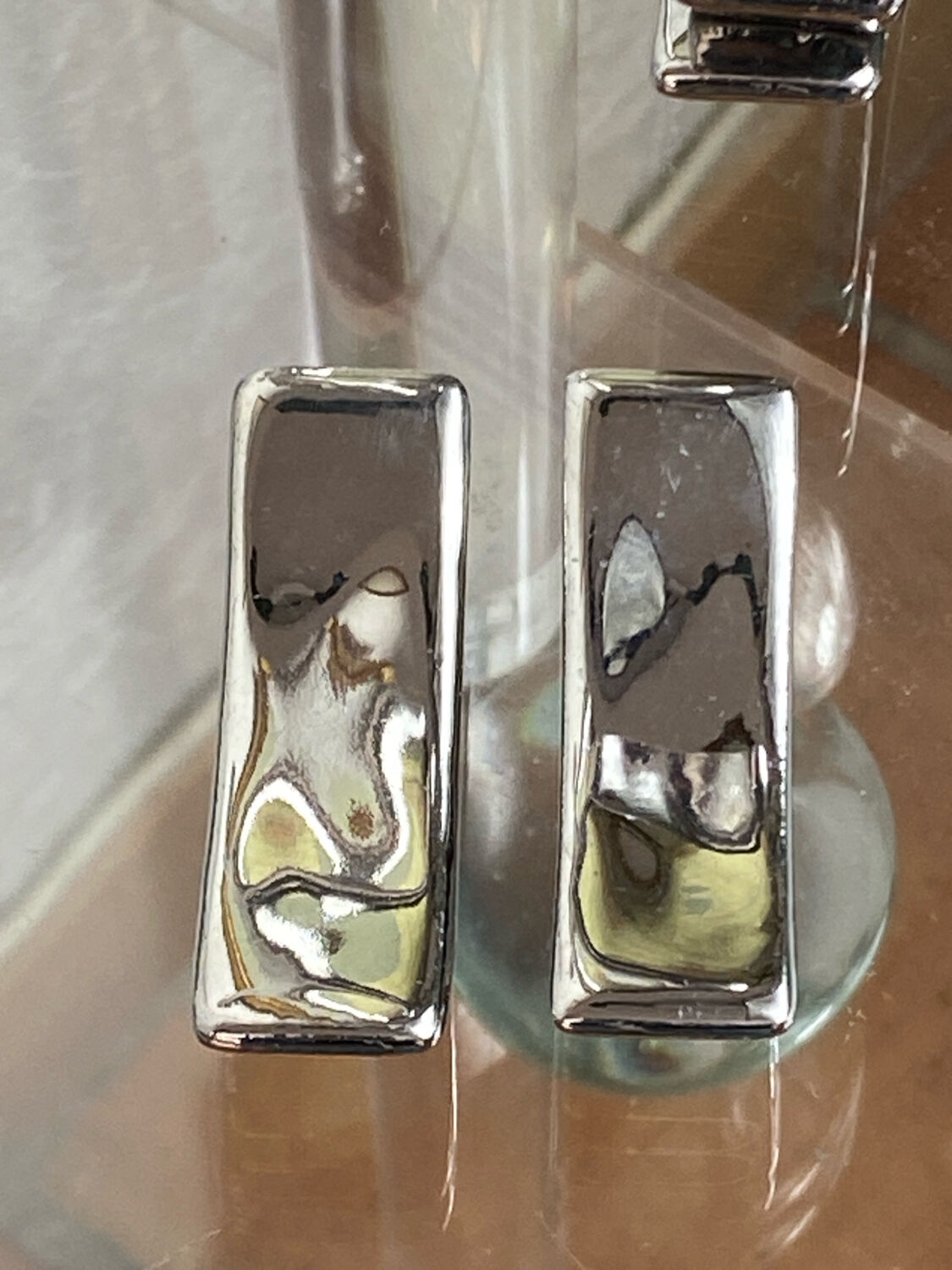 Silver ceramic knife rest