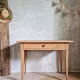 Ancienne et petite table de ferme