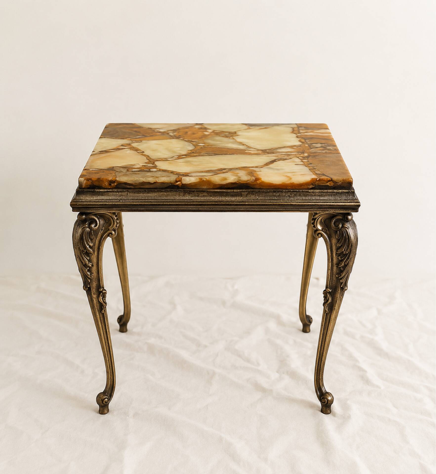 Table d’appoint vintage en marbre et finition bronze, style Louis XV