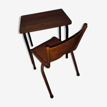 Petit bureau et chaise d'écolier