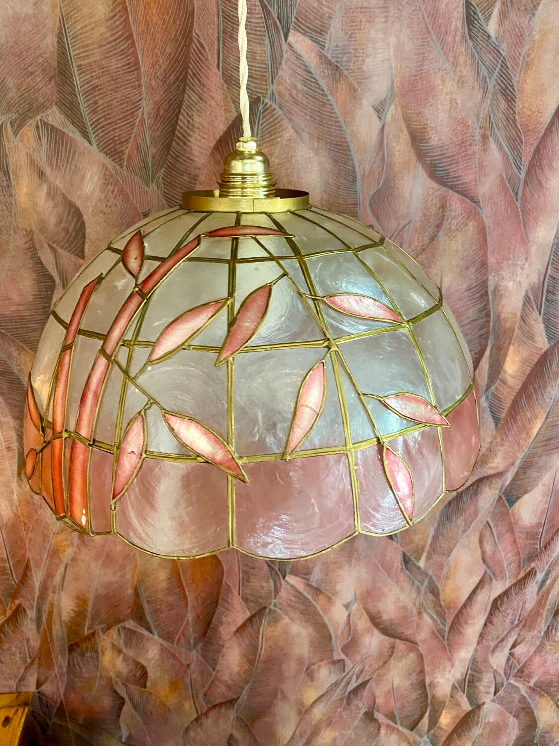 Suspension vintage en nacre et laiton 1960