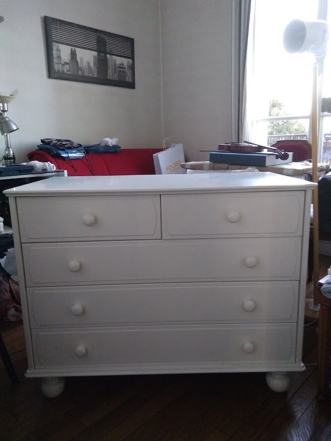 White lacquered chest of drawers