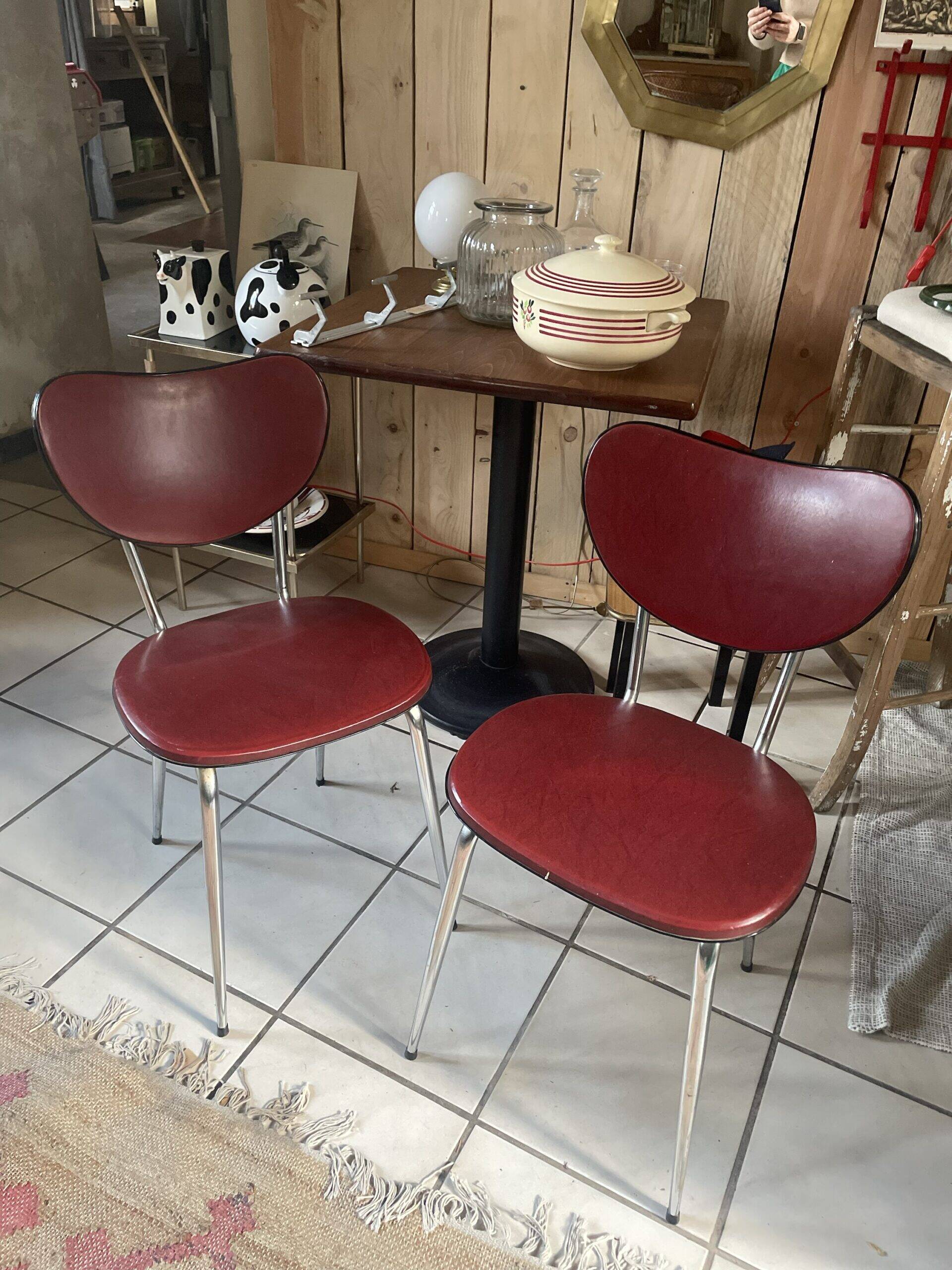 Paire de chaises en skaï bordeau