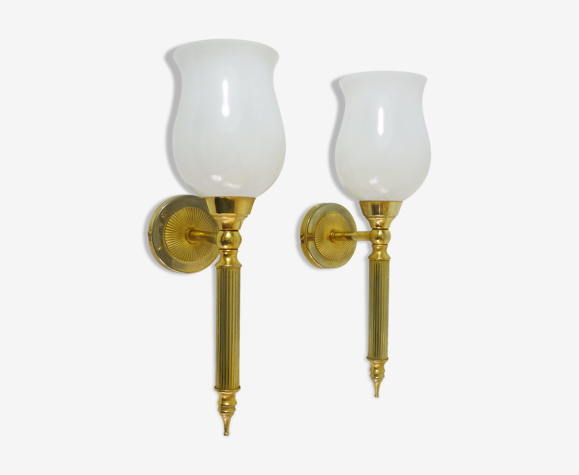 Paire d'appliques murales torchère vintage en laiton et opaline. Année 50