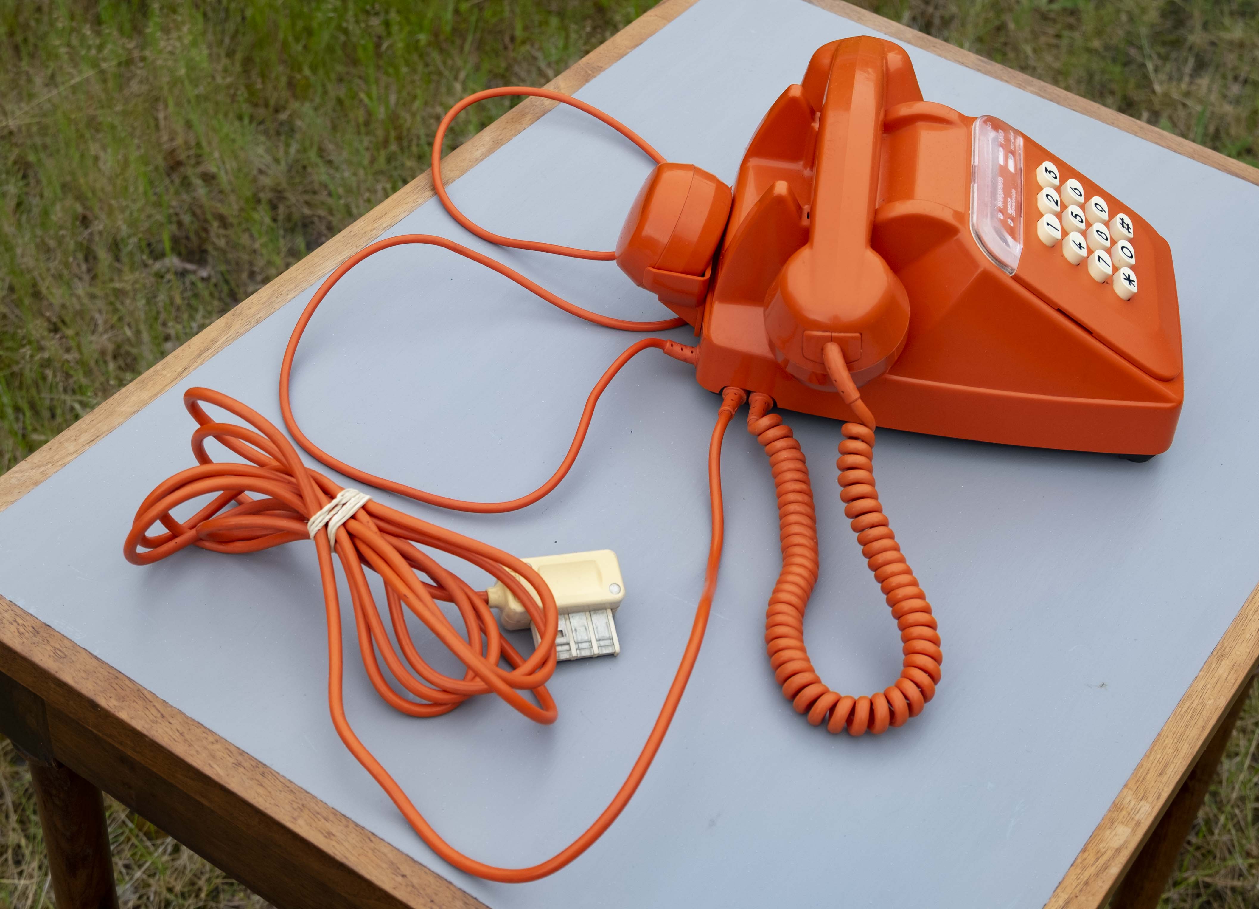 Téléphone vintage orange