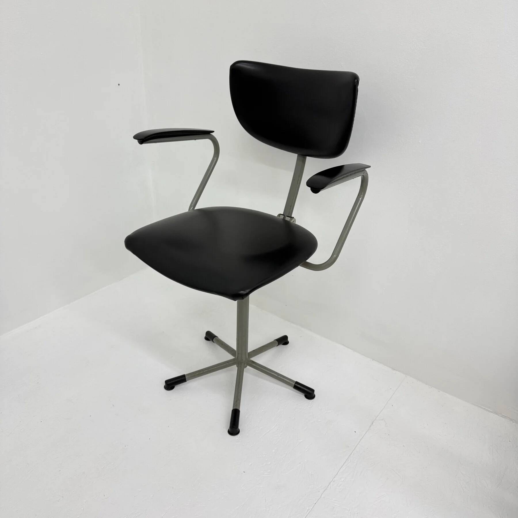 Chaise de bureau mid-century 3311 par Toon de Wit pour Gebroeders de Wit, années 1960.
