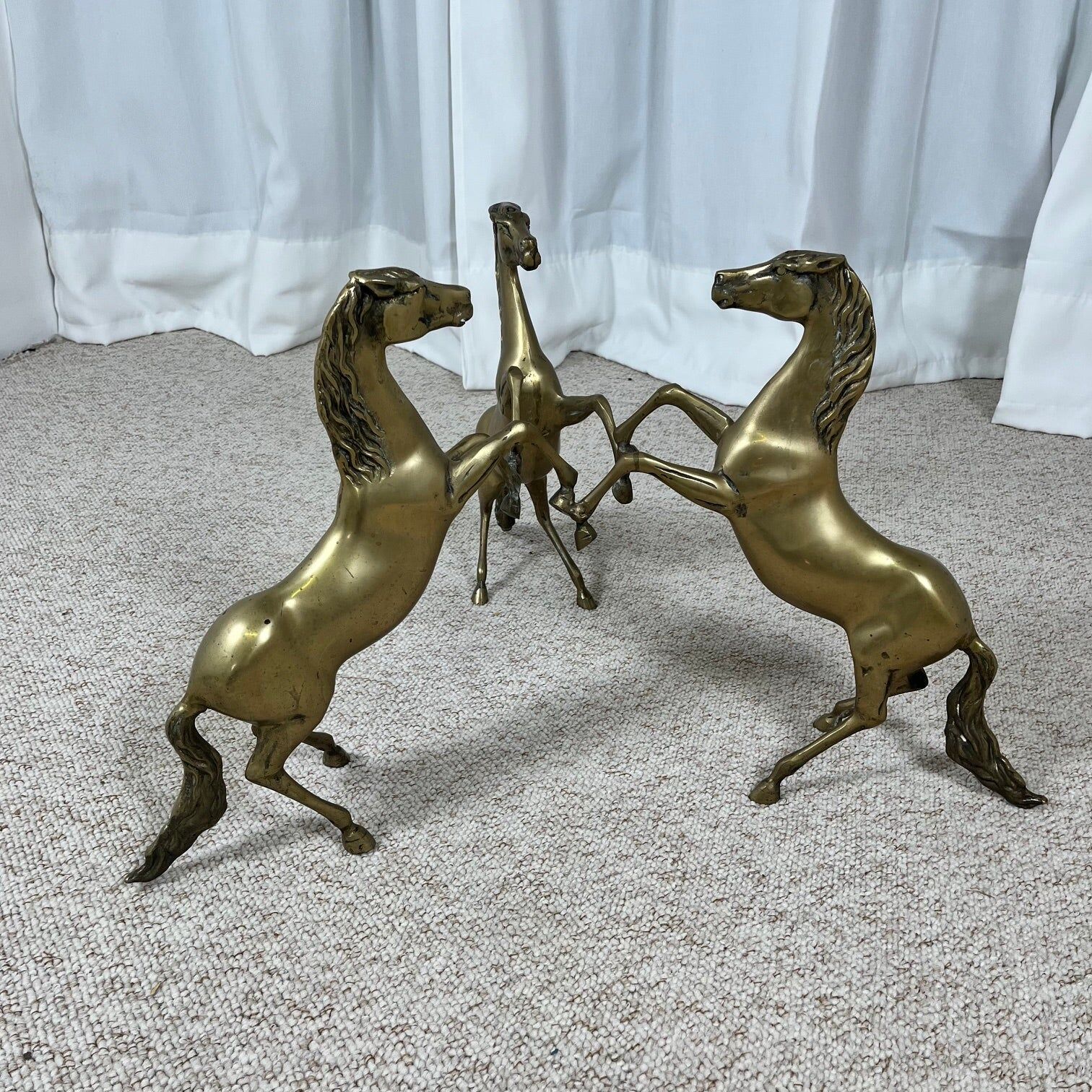 Hollywood Regency style coffee table, 6 patinated brass horses and glass top, 1970.