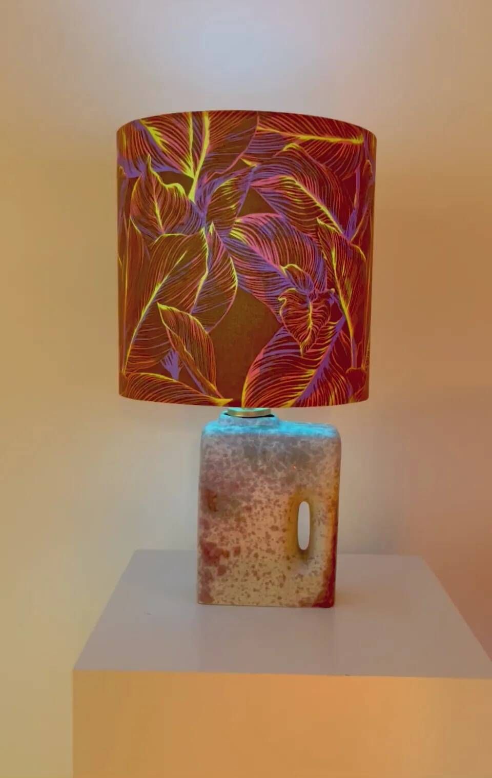 Übelacker table lamp - Battery lamp on a vase fireplace with botanical shade | 42 cm