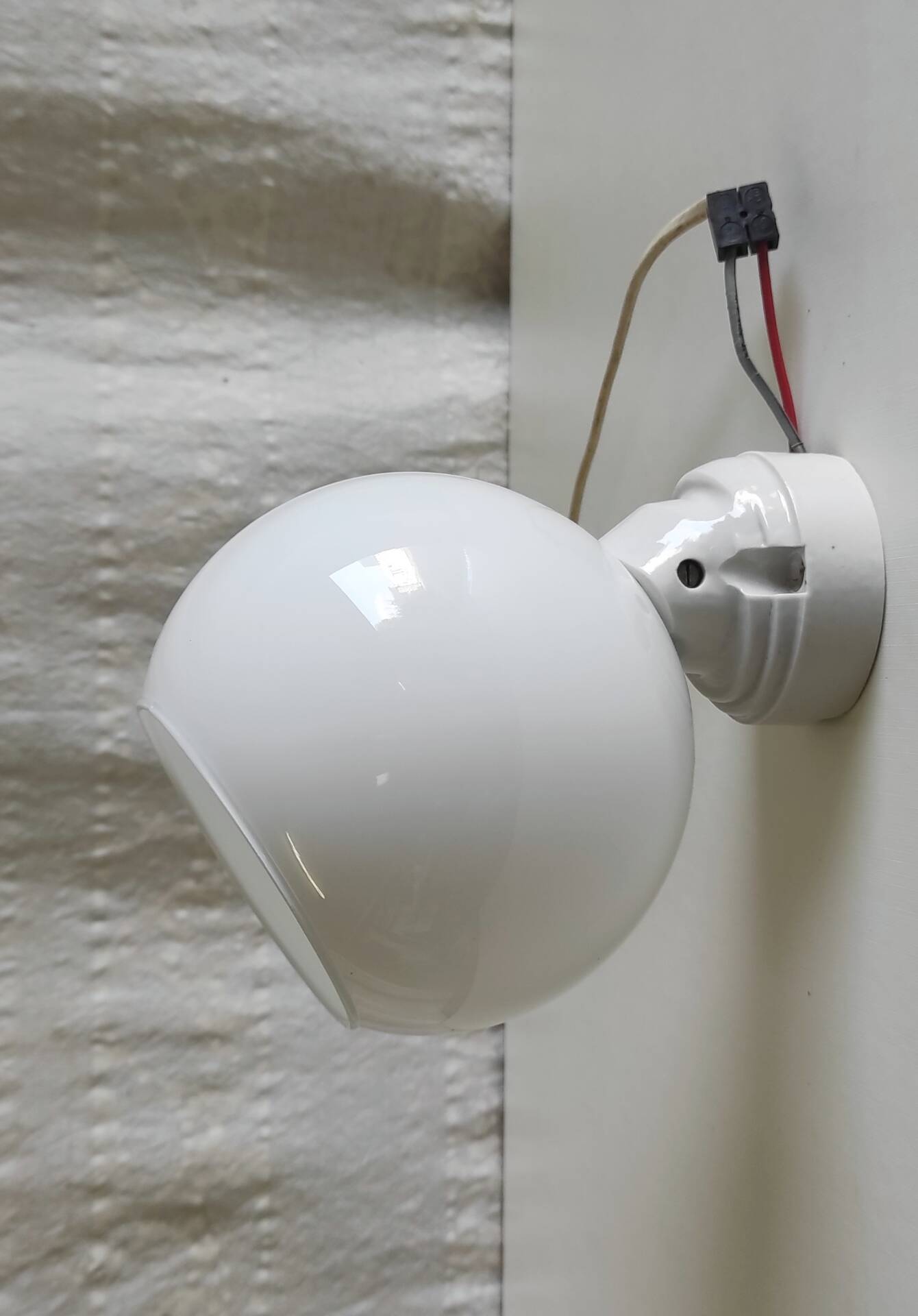 Art Deco style wall light in porcelain and opaline globe - 1930s/40s