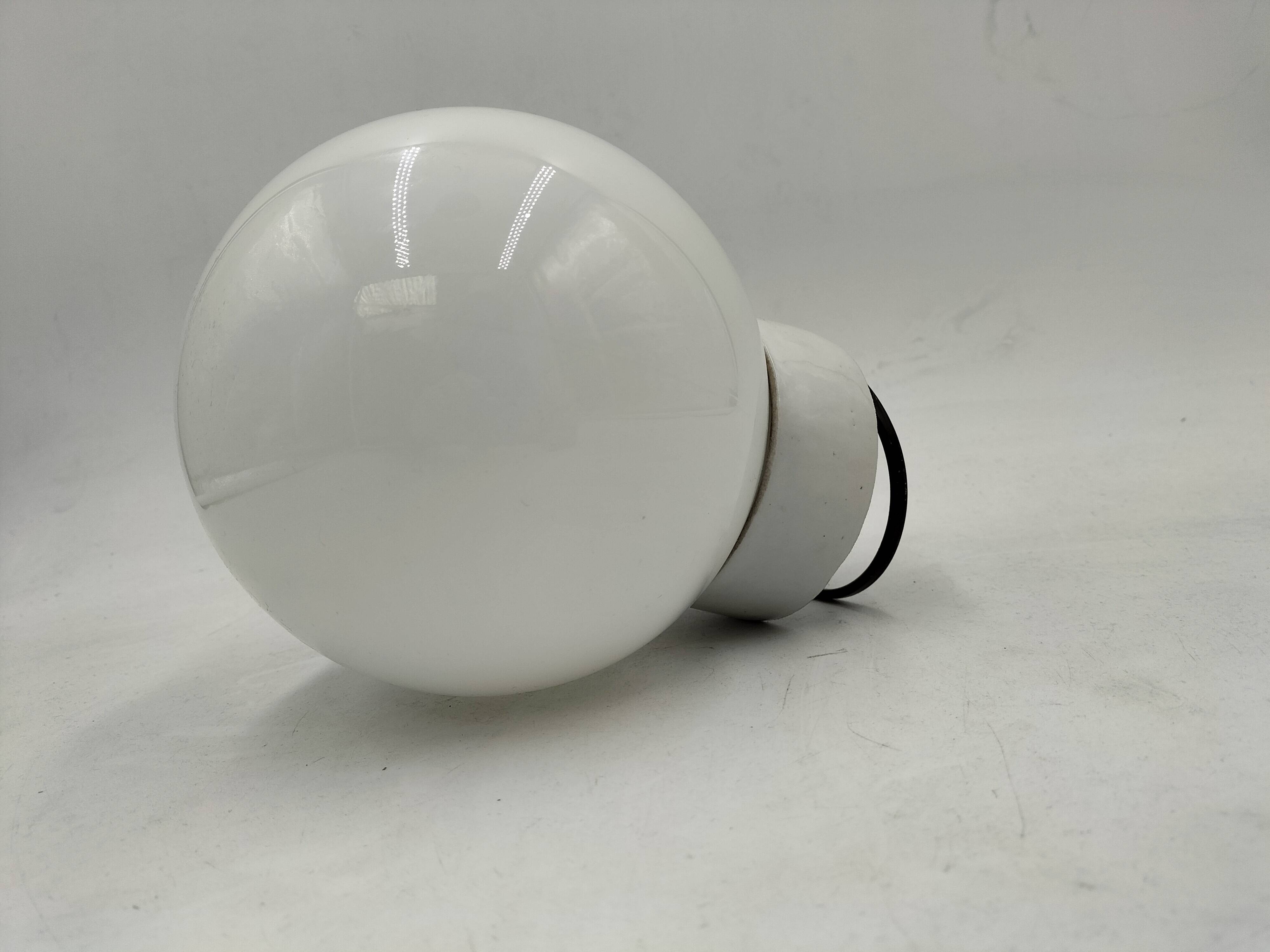 Opaline and porcelain wall light