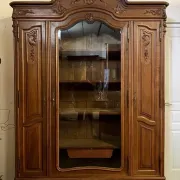 Bibliothéque Style Louis XV Rocaille en noyer sculpté