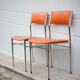 Paire de chaises métal chromé et skaï orange