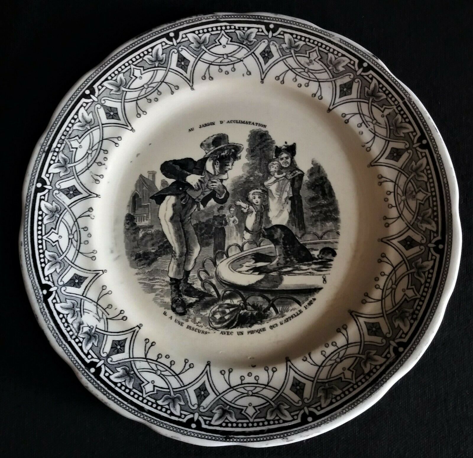 Talking plate with theme Sarreguemines series at the acclimatization garden