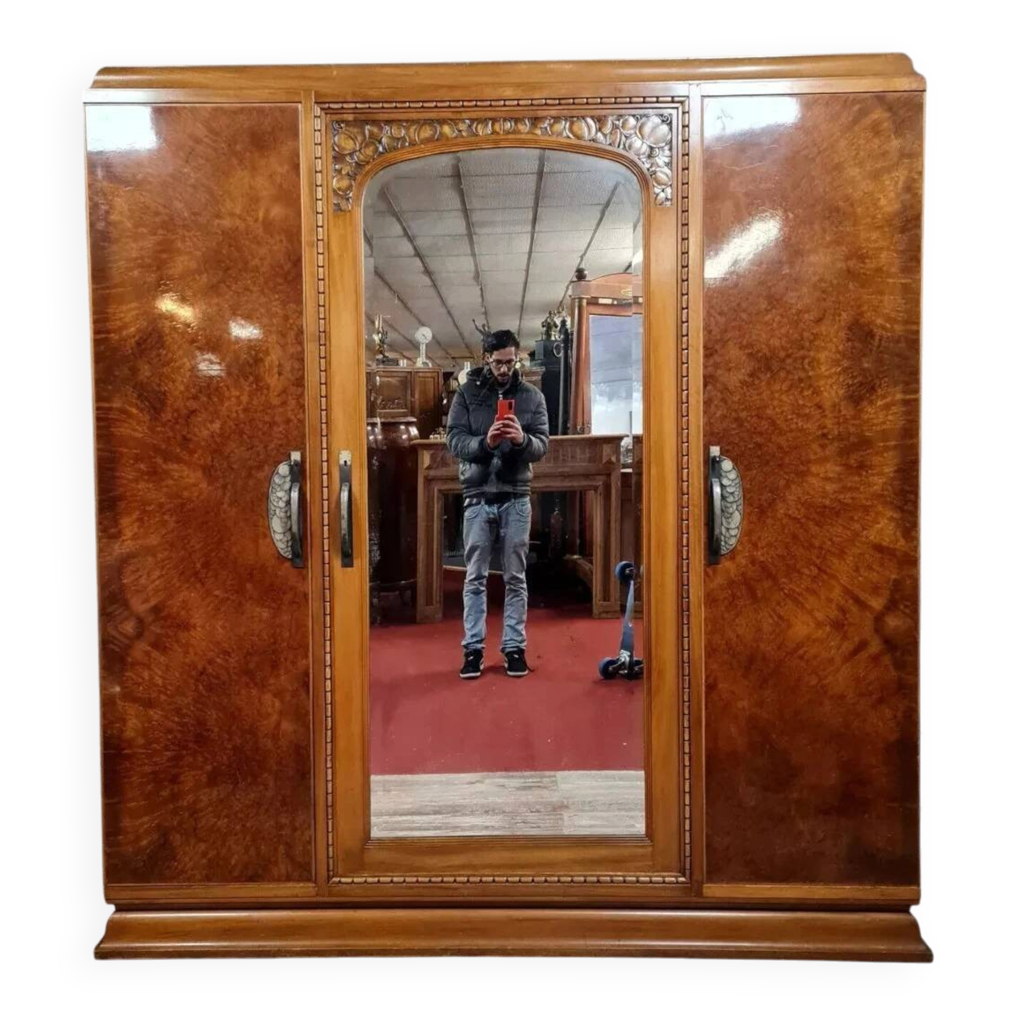 Art Deco wardrobe in burl wood, circa 1925-1930.
