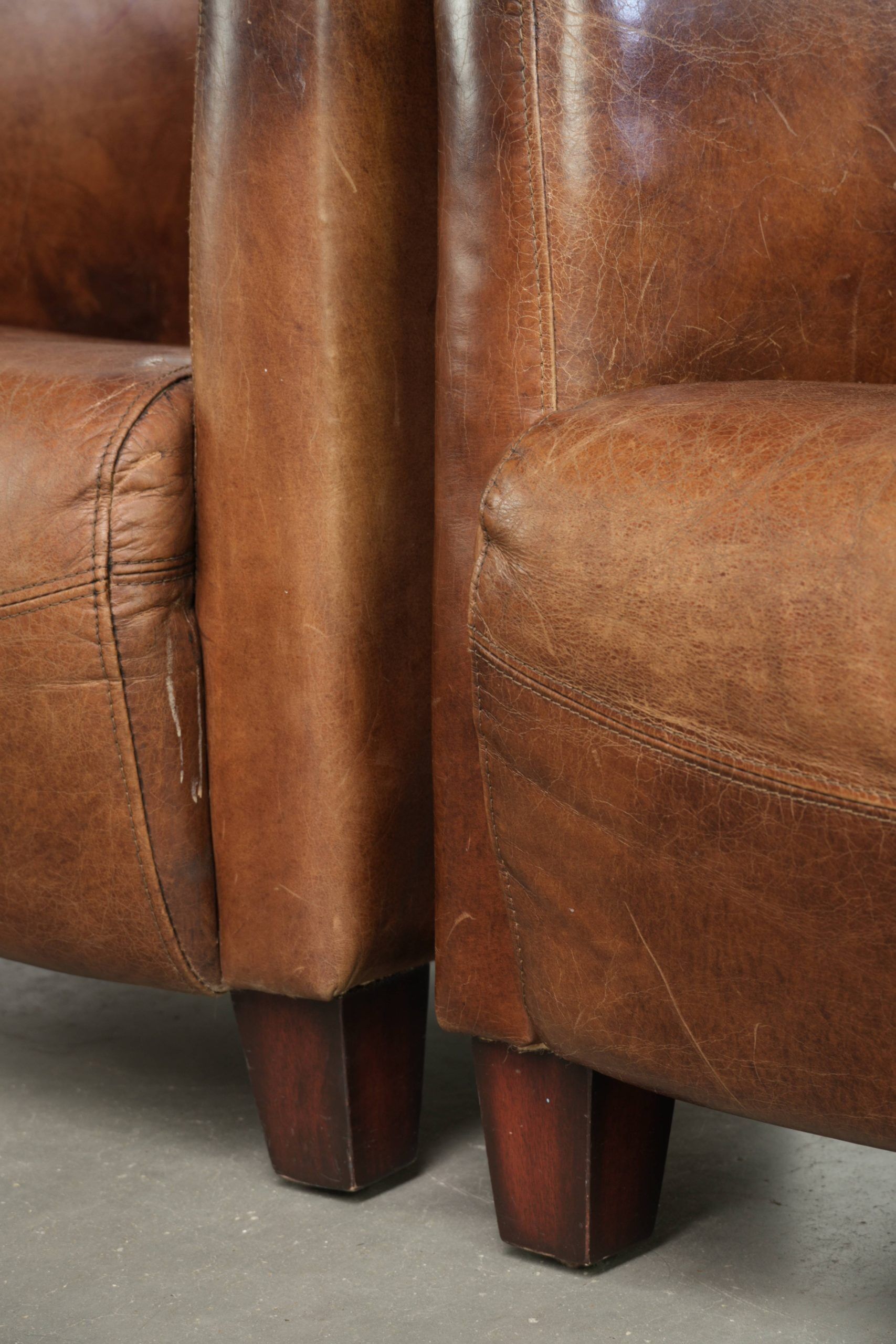 Ensemble de deux fauteuils aviateur vintage en cuir de vachette grainé.