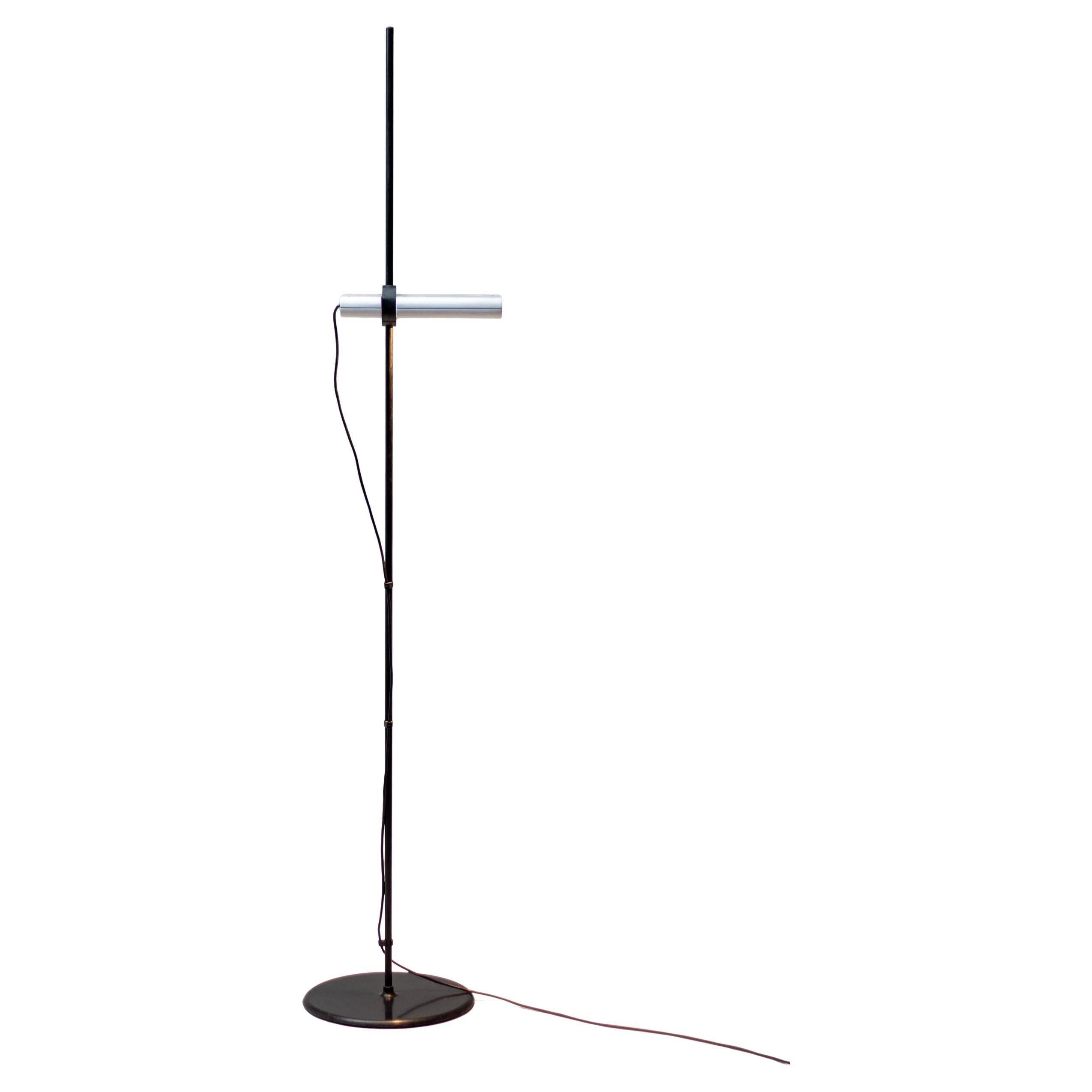 Aton floor lamp by Ernesto Gismondi for Artemide - An icon of Italian design from the 1980s.