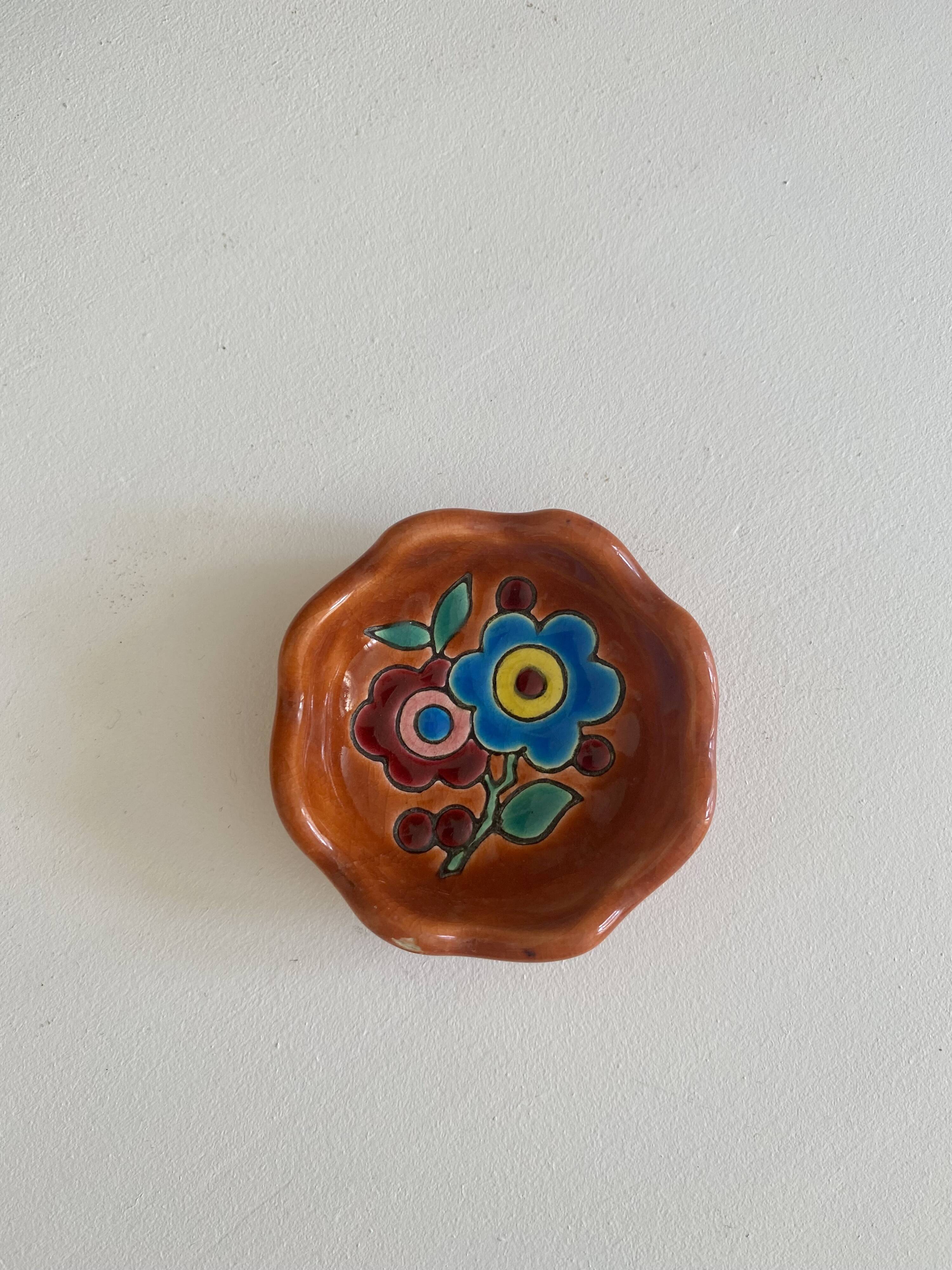 Trio of empty cups Longwy pocket