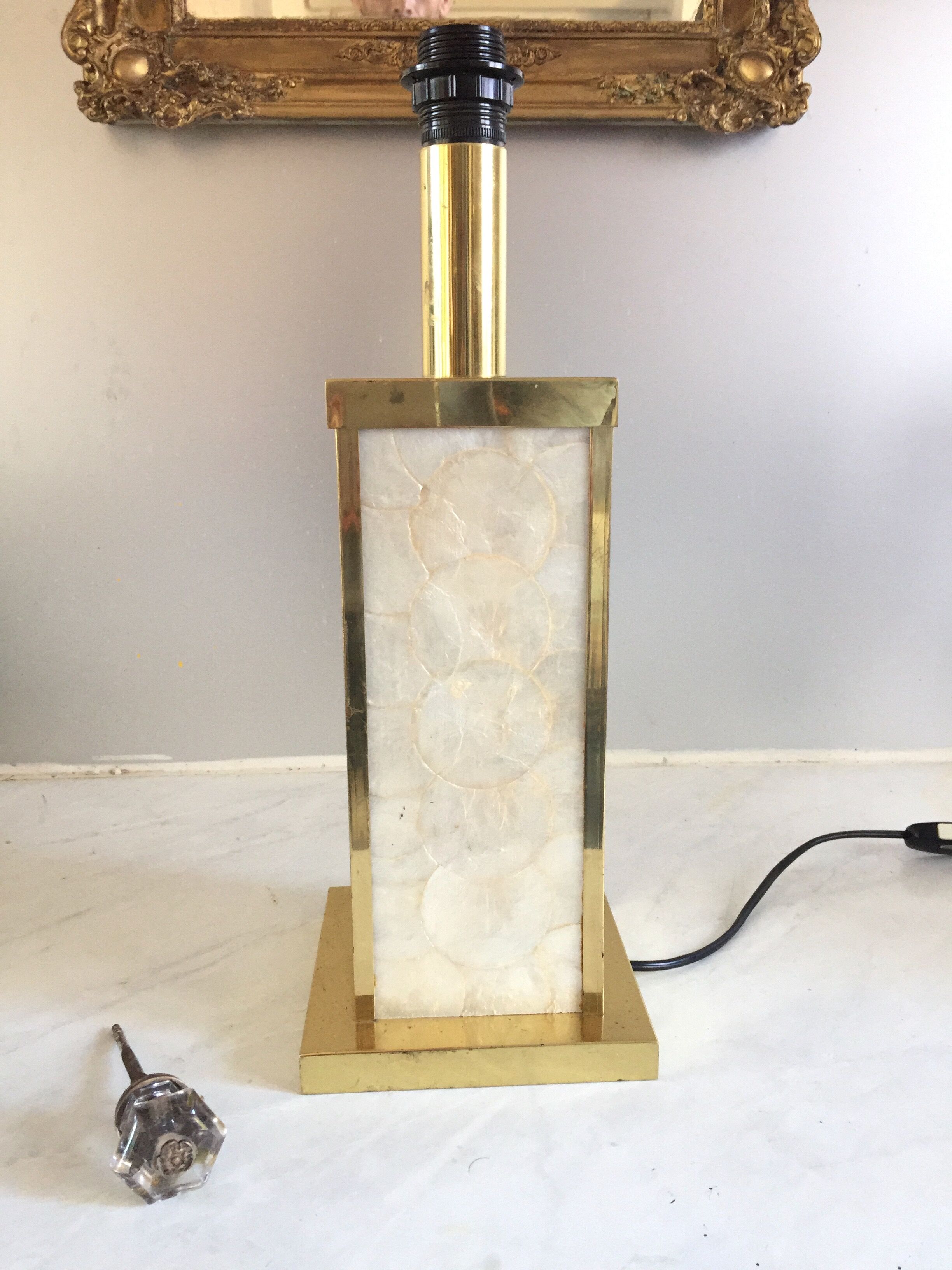 Table lamp in brass and mother-of-pearl italian design 1970