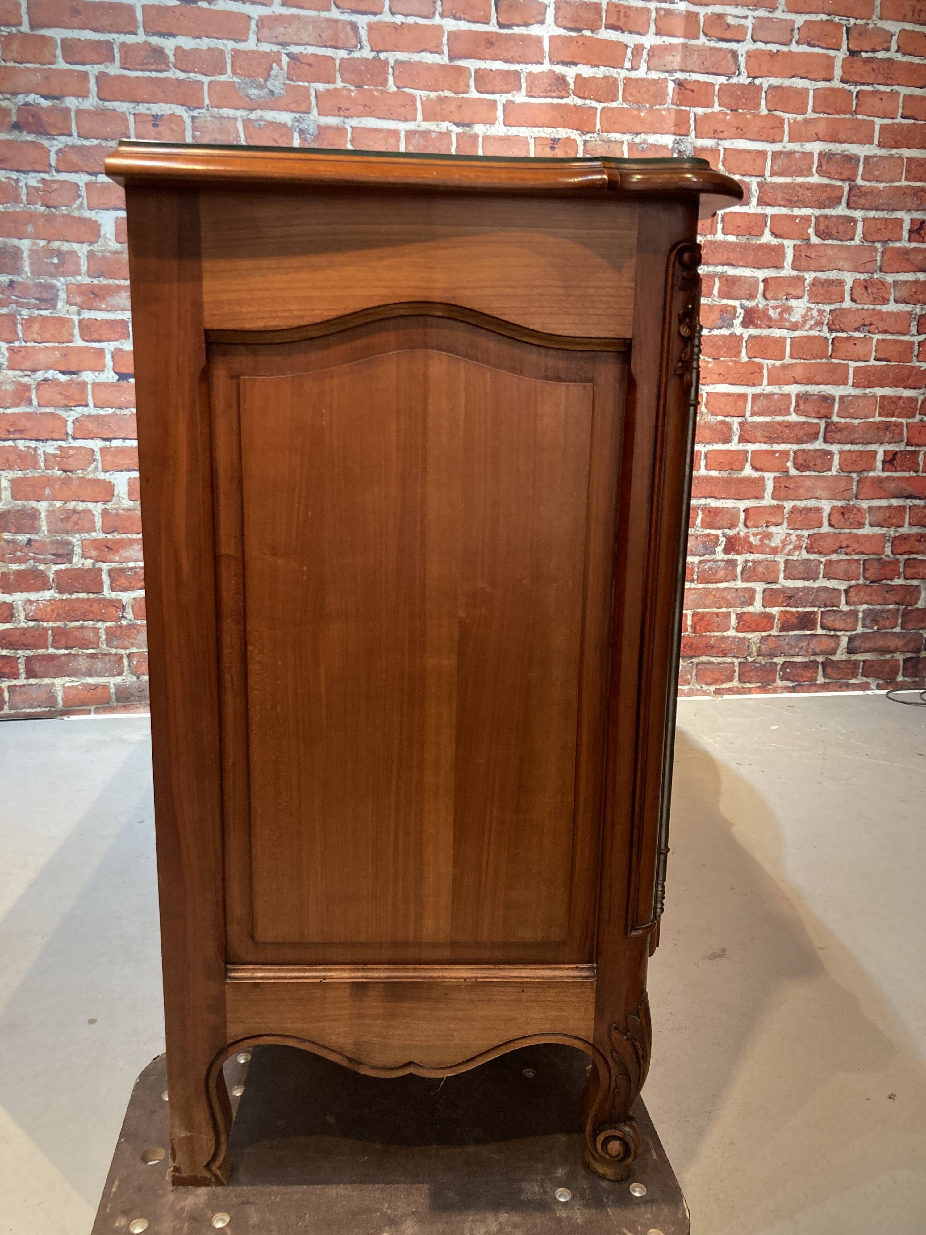 Louis XV style sideboard, 3 doors with lock, glass top.