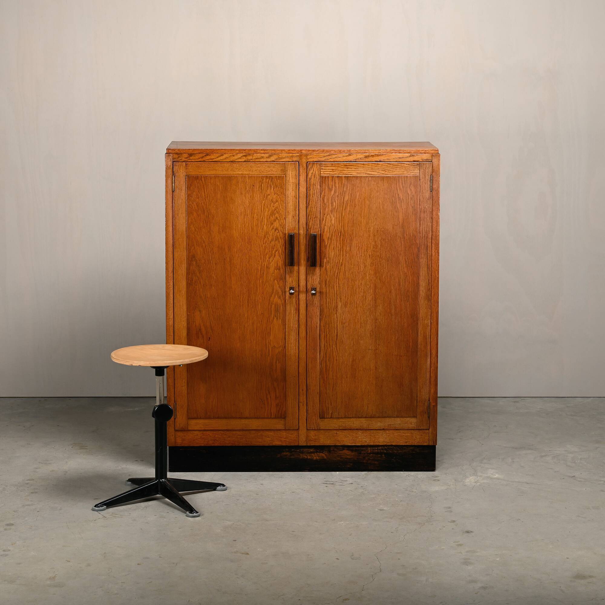 Cabinet d'archive en chêne moderniste, commode dans le style de l'École d'Amsterdam
