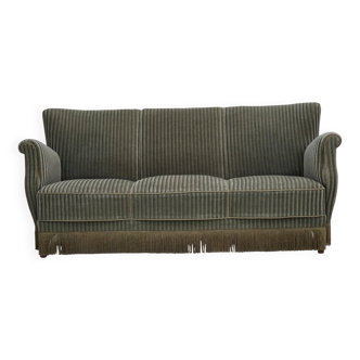 Canapé 3 places danois des années 1960, revêtement d'origine en velours vert, bois de chêne.