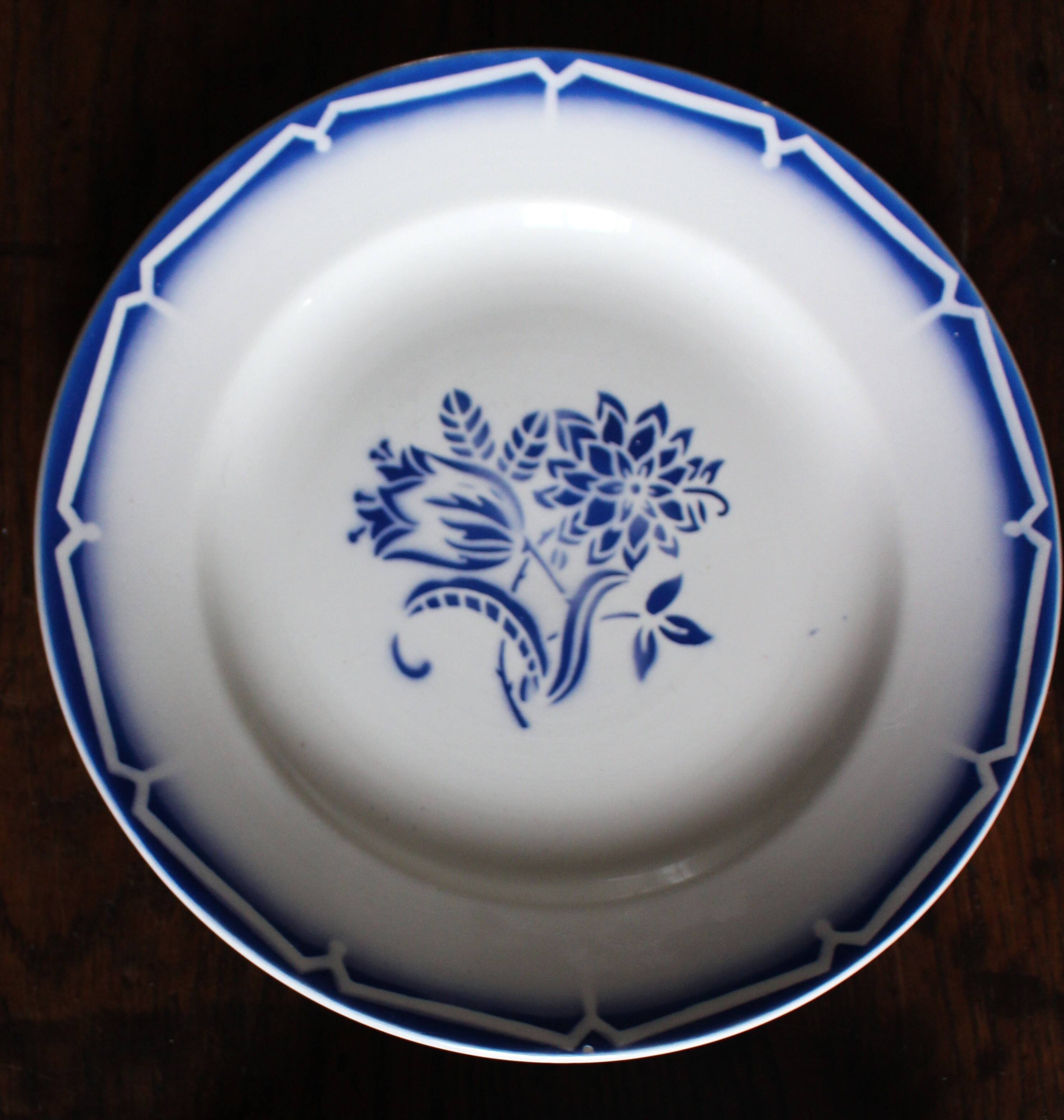 A set of 4 flat plates in pink and blue with Fontanges flowers from Sarreguemines.