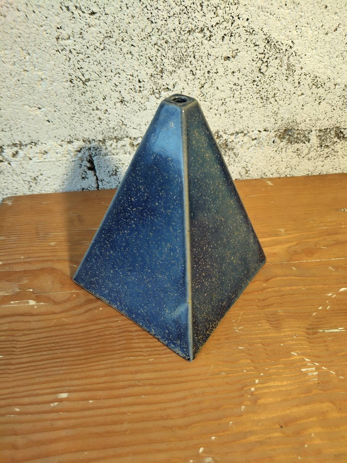 Soliflore pyramide en céramique émaillée bleu profond – pièce signée