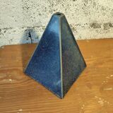 Soliflore pyramide en céramique émaillée bleu profond – pièce signée