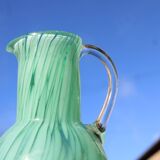 Cruche en verre soufflé vert émeraude – H32 cm x L10 cm