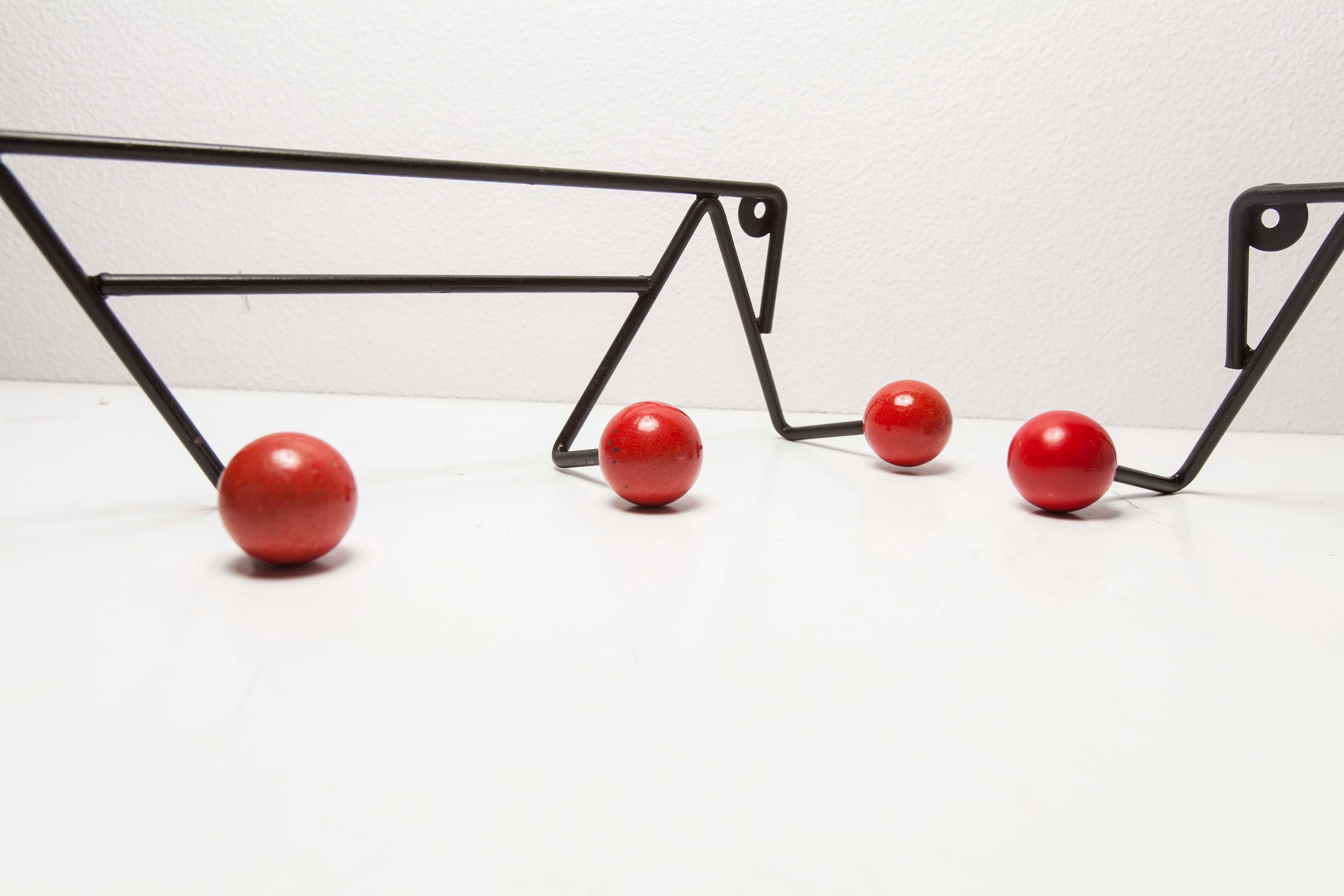 Coatrack 60s black and red 4 balls
