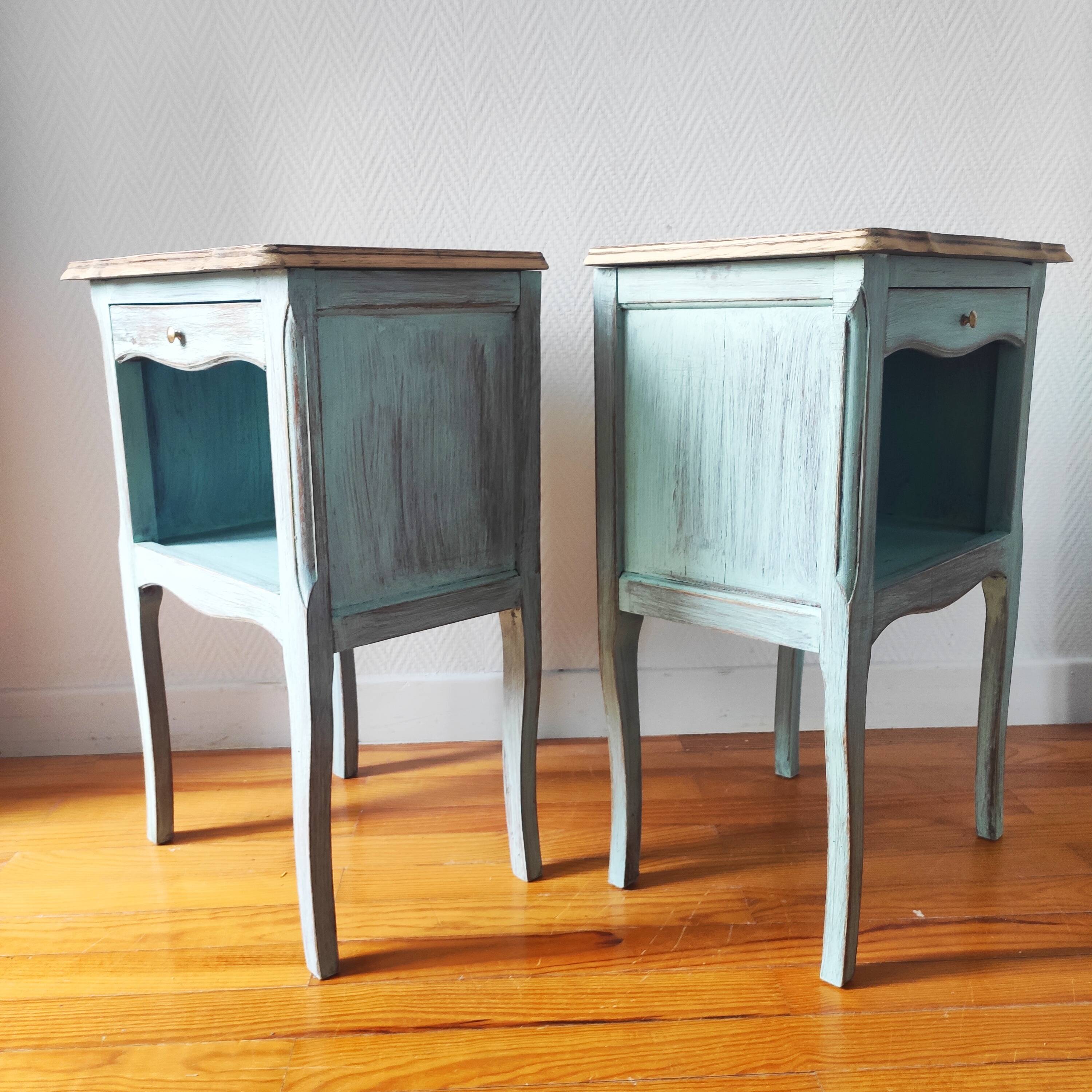 Paire de tables de chevet patinées