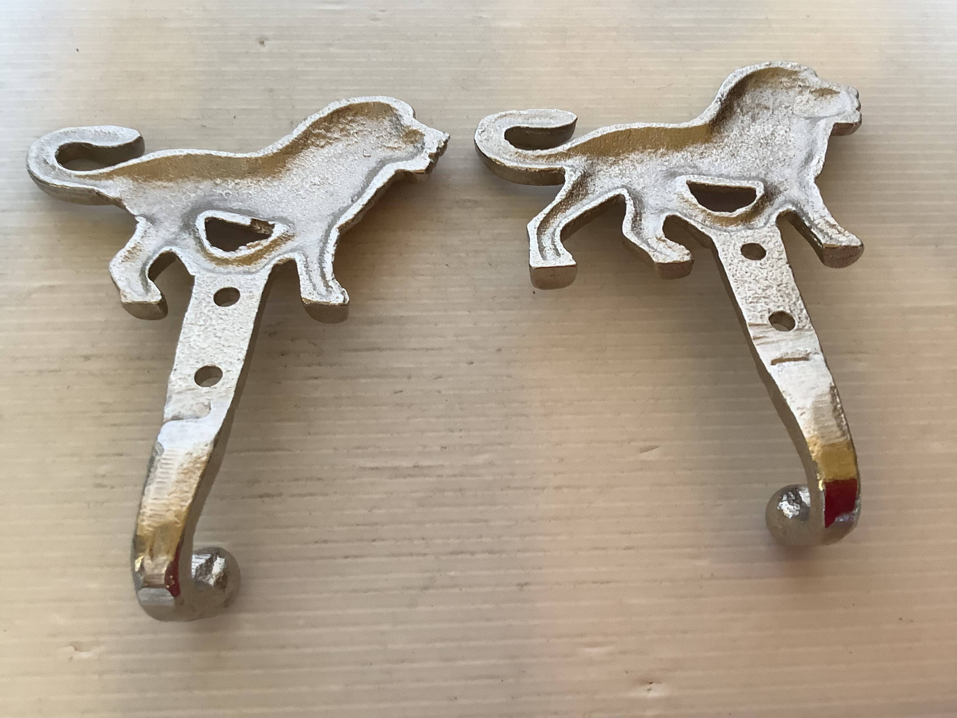 Paire de patères lions argentées